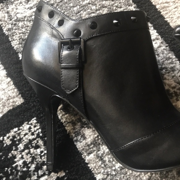 Fabulous 2 1/2 inch Black Enzo Angiolini Booties - Picture 4 of 8